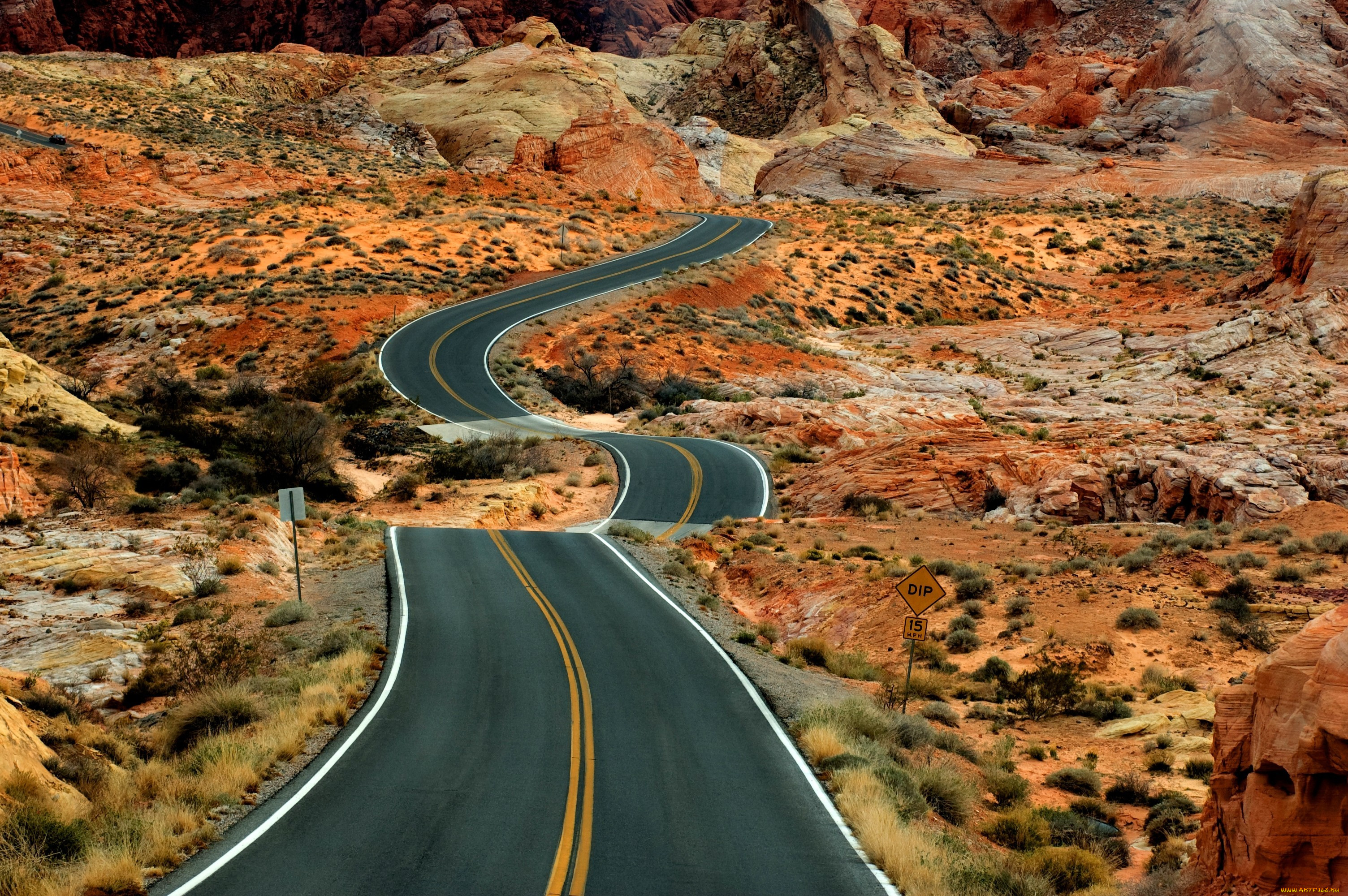 Шоссе номер телефона. Долина пустынная трасса Америка. Горы США Колорадо серпантин. США Горная пустынная дорога. Каньон Лос Анджелес дорога.